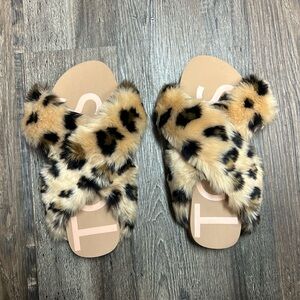 *BRAND NEW* TOMS fluffy cheetah print slides/slippers size 8